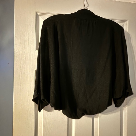 DKNY  Black Shrug Has a rounded hem all the way around it and short neck collar - Picture 2 of 4